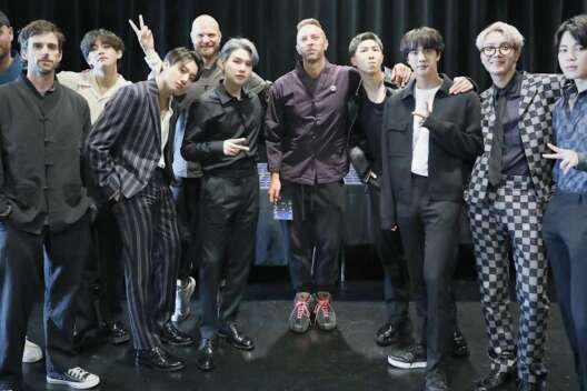 Группы Coldplay и BTS на двух языках спели о Вселенной