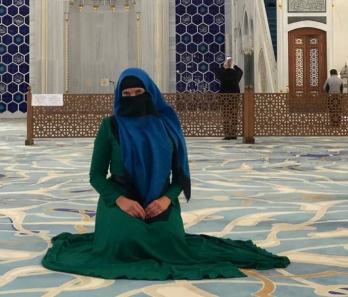 "Ислам - это свобода": Надежда Савченко в парандже и на коленях сделала странное заявление (фото)