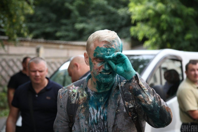 Комаровский предложил сажать на три года за обливание зеленкой