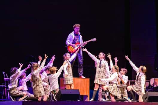 Проблему ЛГБТ-семей в детском спектакле довели до клоунады