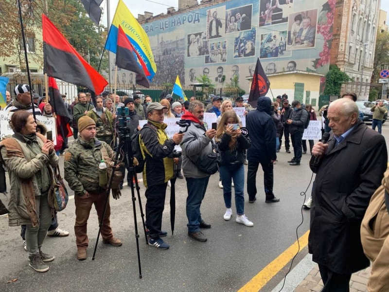 "Руки прочь!": в Киеве под изолятором СБУ митинговали сторонники Семенченко (фото, видео)
