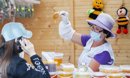 Волосы выпадают, с кожей проблемы начались, с сосудами: COVID-19 так просто не проходит