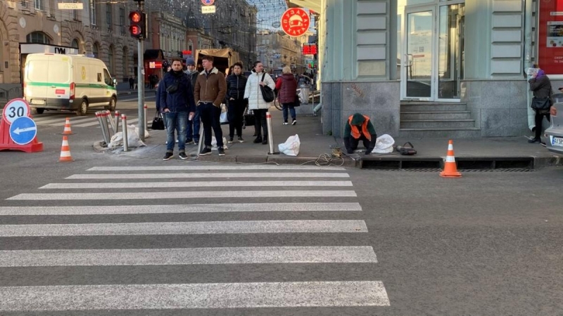 Через 4 года на месте ДТП с Зайцевой в Харькове устанавливают столбики (фото)
