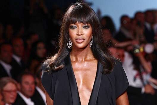 "Что за анаконда": 51-летняя Наоми Кемпбелл снялась топлес – фото