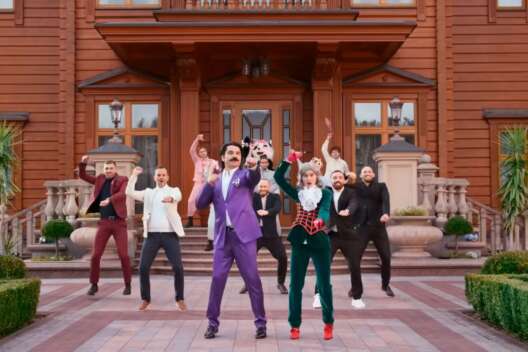 Jerry Heil выпустила клип в стиле рококо, снятый в Межигорье