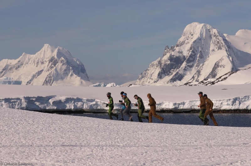 400 метров по льду и снегу: украинские полярники присоединились к марафону против агрессии РФ (фото)