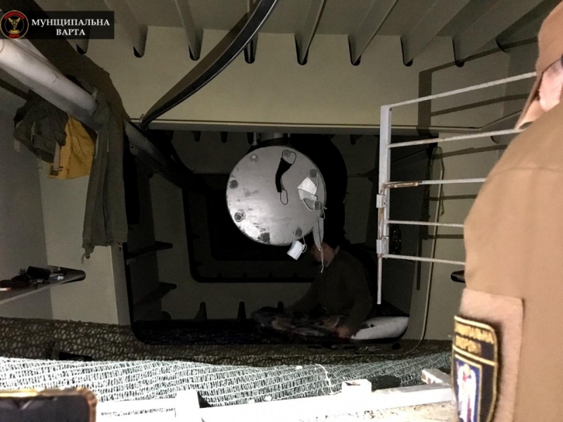 Бесплатное жилье в центре города: в Киеве бездомный обустроил себе убежище в опоре стеклянного моста (фото)