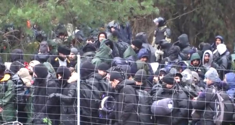 Беженцы штурмовали польскую границу со светошумовыми гранатами и камнями (видео)