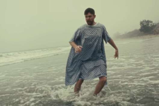 Джеймс Блейк просыпается в реанимации и сбегает к морю в новом клипе