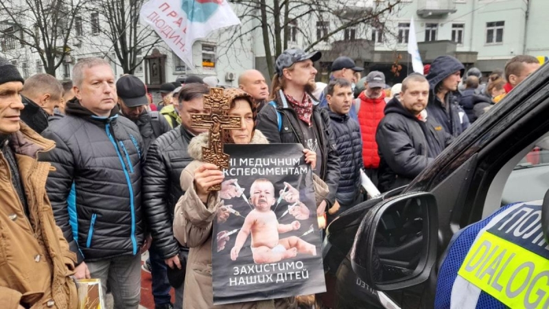 "Это сюр": в Киеве врач не могла попасть на работу из-за марша "антивакцинаторов"