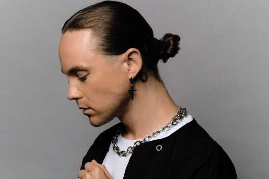 "Мираж": Артем Пивоваров продолжает покорять стихию воздуха в новой песне