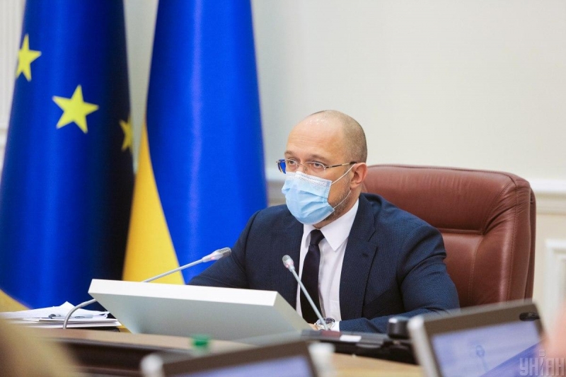 Правительство думает, на что выплачивать "тысячу Зеленского" жителям сел и пенсионерам