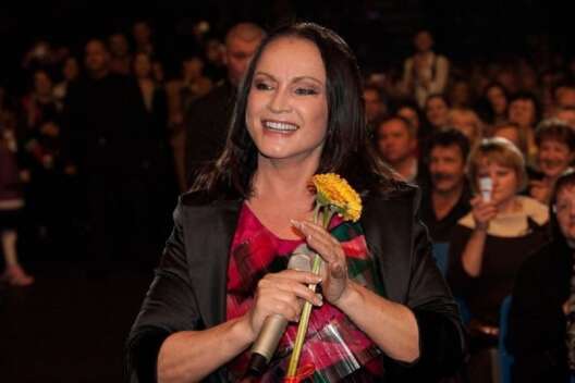 С трясущимися руками: София Ротару напугала зрителей на выступлении – видео