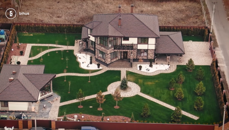 Семья столичной судьи владеет особняком под Киевом и ездит на дорогих внедорожниках (видео)