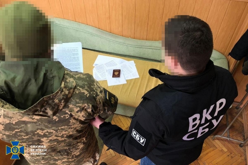 Собирал секретные данные об обороне для РФ: чиновнику ВСУ объявили о подозрении