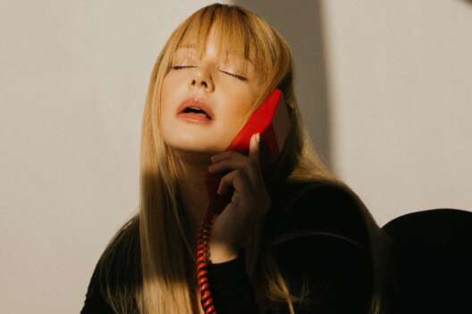 Тина Кароль выпустила клип "Поцелуй на фарт", снятый одним кадром