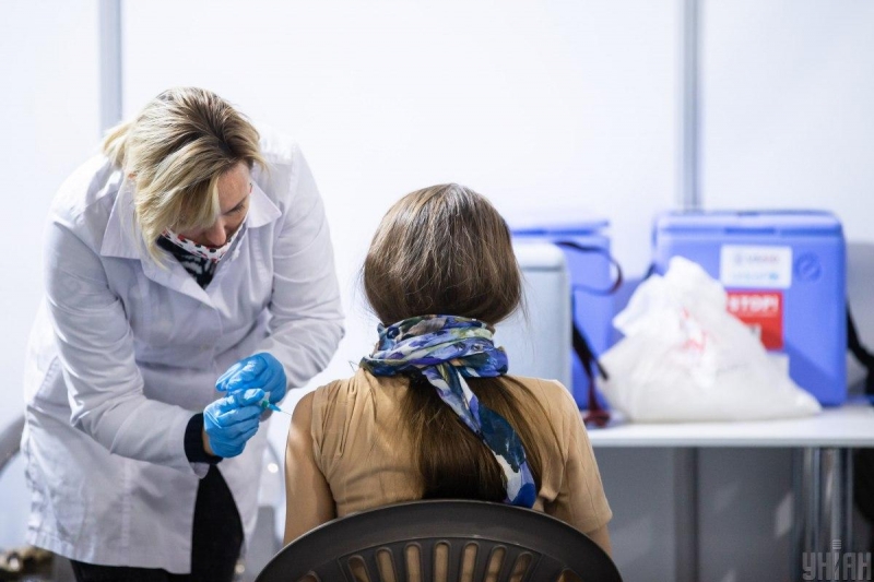 Вакцинированным украинцам выплатят по тысяче гривень: Зеленский раскрыл детали в новом видео