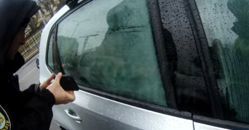 Во Львове патрульные развлекали запертого в машине ребенка мультиками: появилось курьезное видео