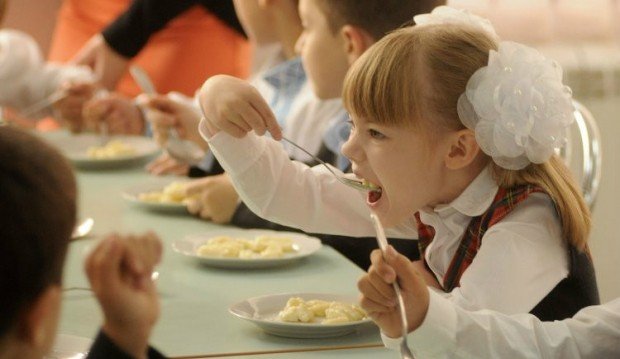 Во время внеочередных обследований в столовых Франковска обнаружили стафилококк: в Минздраве назвали статистику