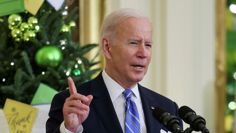 Байден призвал не паниковать из-за омикрон-штамма коронавируса