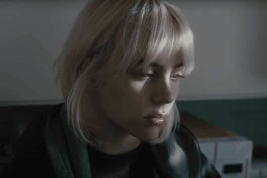 Билли Айлиш пытается пережить депрессию в клипе "Male Fantasy"