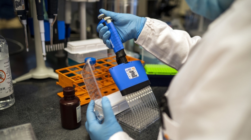 Глава ФРС рассказал об учёте влияния омикрон-штамма на прогноз регулятора