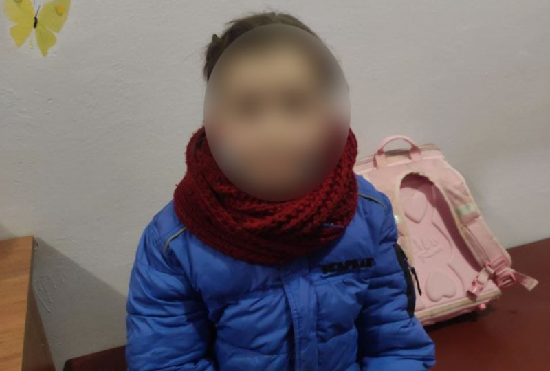 Мать пьянствовала дома: в Днепре девочка с острым бронхитом просила у прохожих деньги на лекарства (фото)