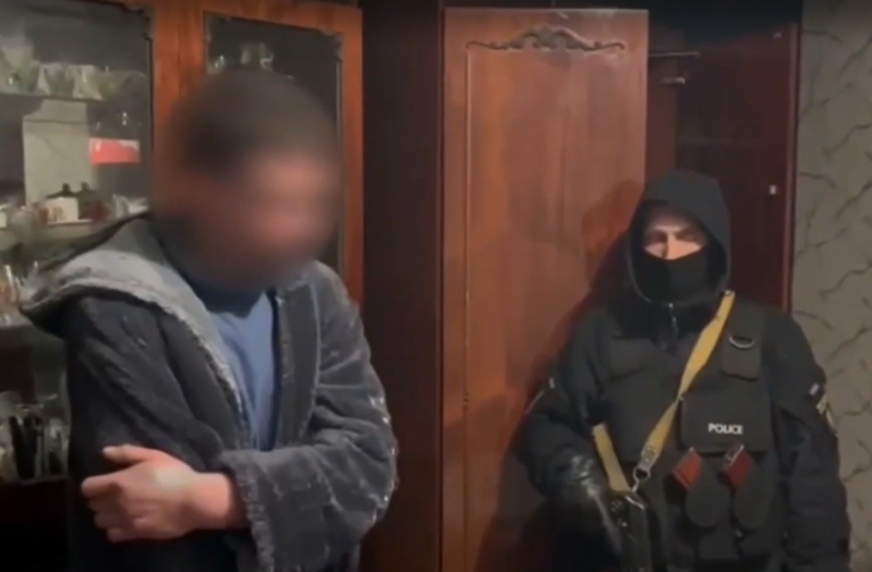 Под Киевом мужчина терроризирует целый подъезд: мочится под дверь, крушит, нападает (видео)