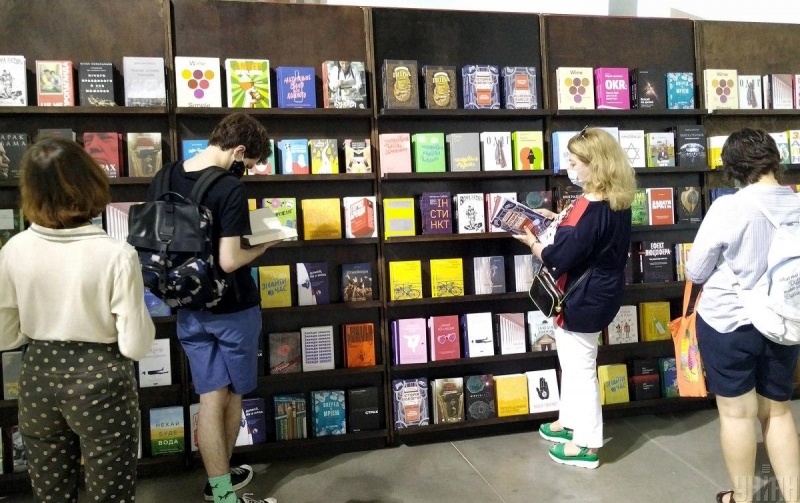 Украинцы с "тысячей Зеленского" положили книжные интернет-магазины
