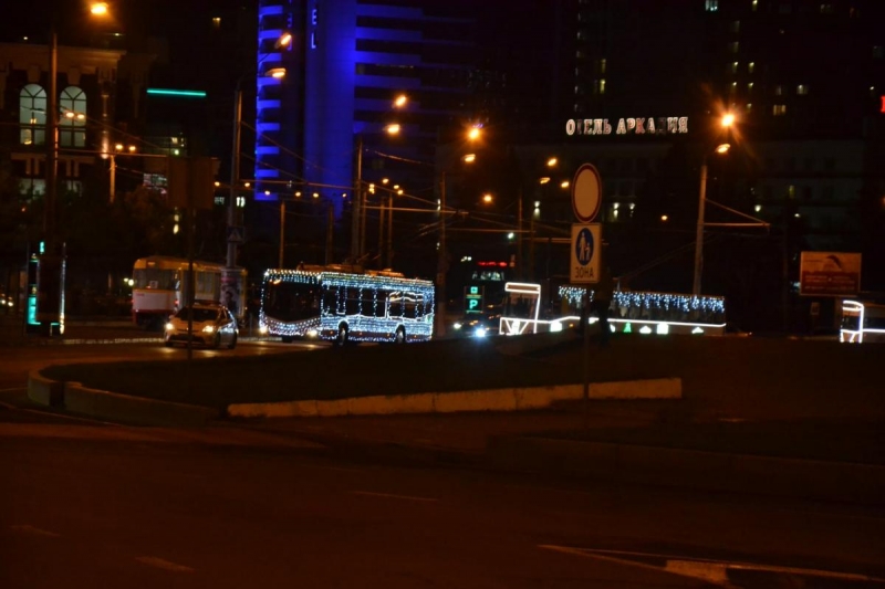 В Одессе прошел парад троллейбусов, украшенных новогодними гирляндами (фото, видео)