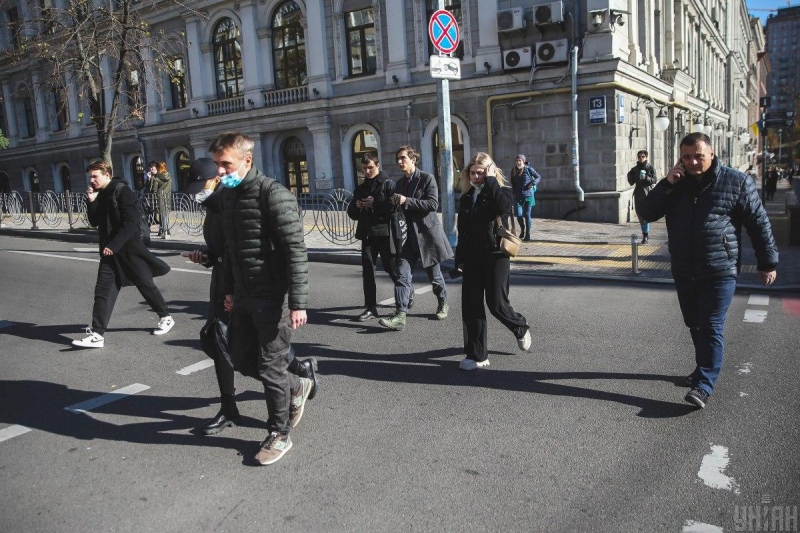В Украине за уклонение от обязательной COVID-вакцинации могут отстранить от работы до окончания карантина: объяснение эксперта