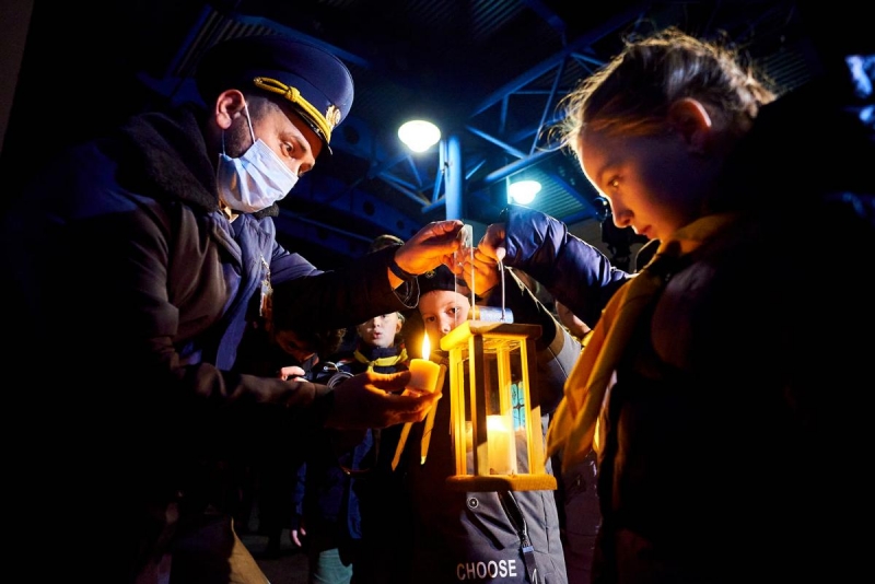 В Украину прибыл Вифлеемский огонь мира: его впервые развозит "Укрзализныця" (фото)