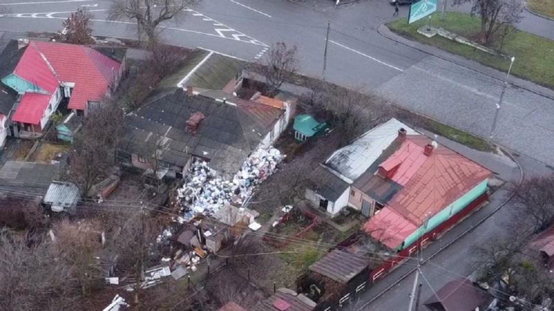 Видно только крышу: в Полтаве женщина 20 лет тянет домой мусор со всего города (фото, видео)