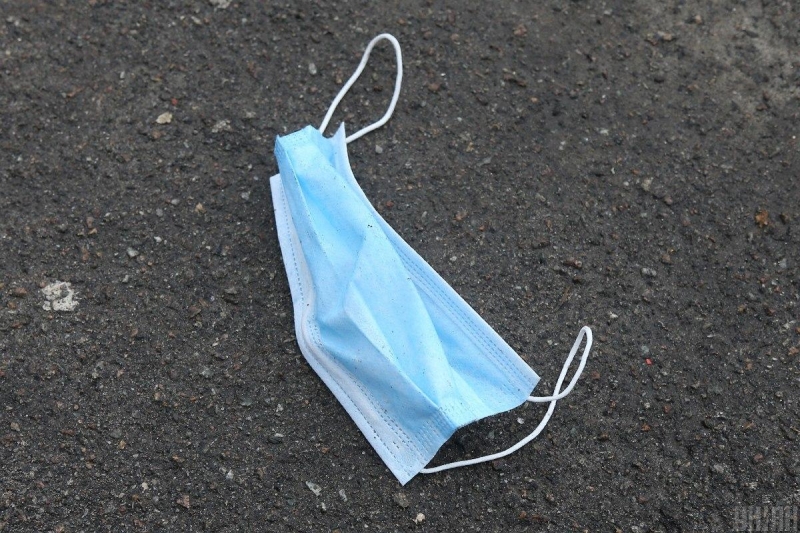 "Вы неадекваты все": в сети показали, как киевский депутат скандалил в "Борисполе" из-за маски (видео)