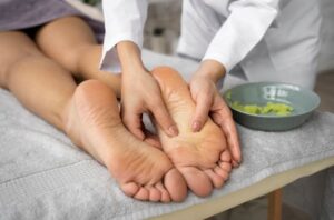 Профессиональное лечение стоп и ногтей: забота, выходящая за рамки эстетики